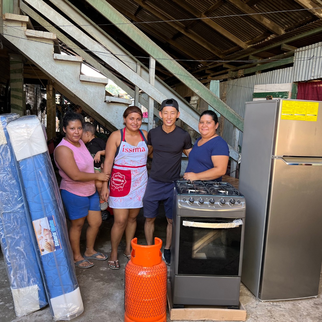 Shin Fujiyama sorprendió a familias hondureñas damnificadas por Julia