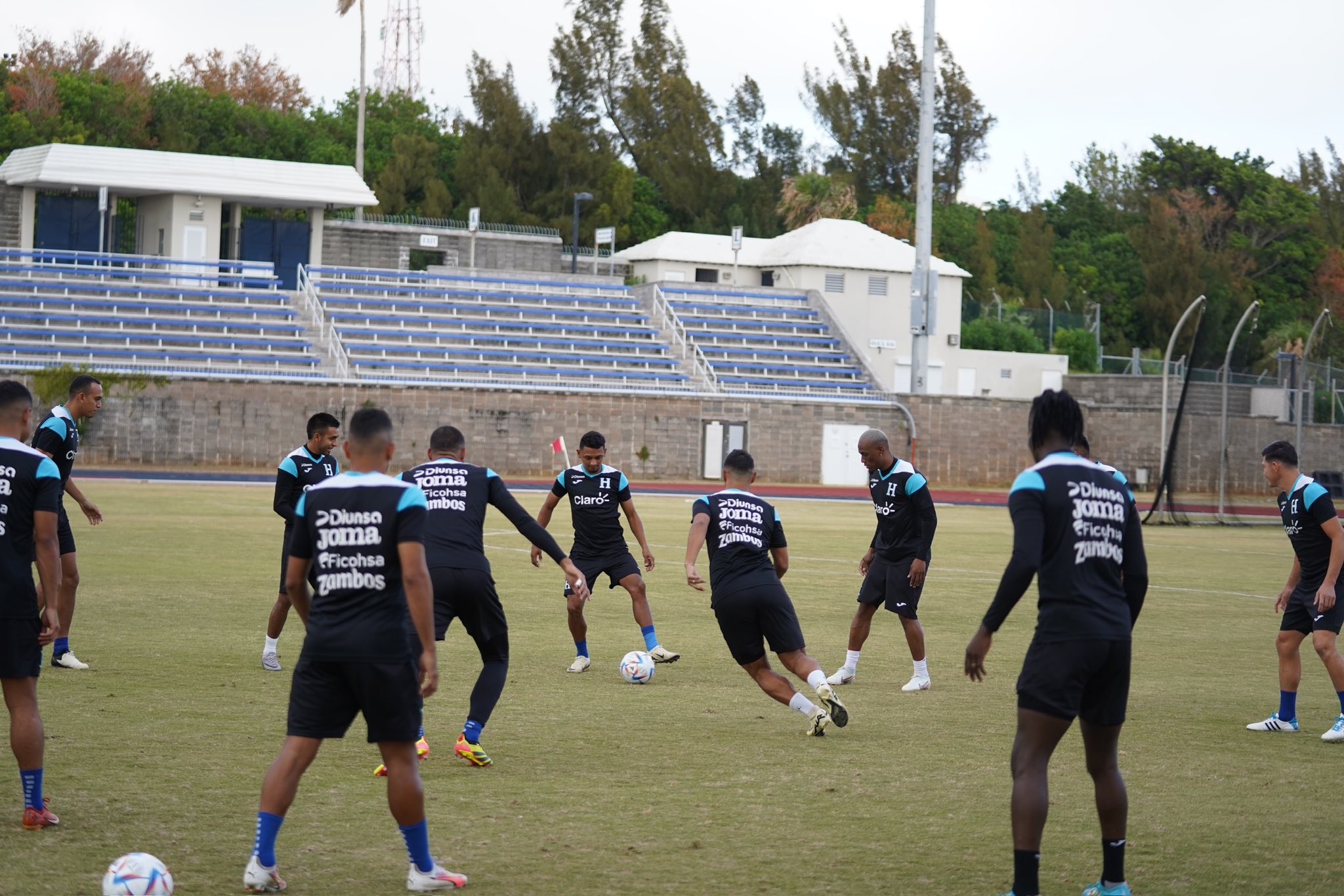 Selección de Honduras reconoce estadio de Bermudas