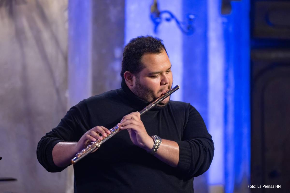 Flautista hondureño obtuvo el primer lugar en competencia en Suiza