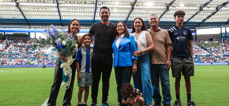Sporting Kansas City rinde homenaje al retiro de Roger Espinoza