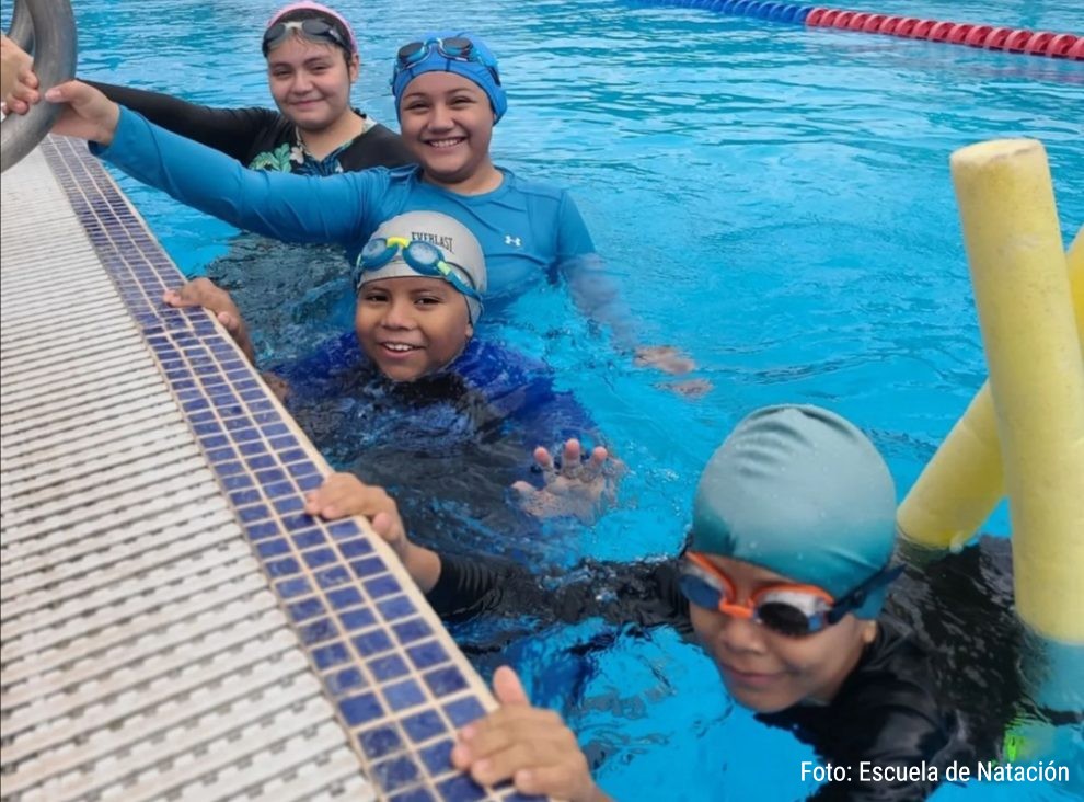 Crean escuela de natación gratuita para los niños de Tegucigalpa, Honduras