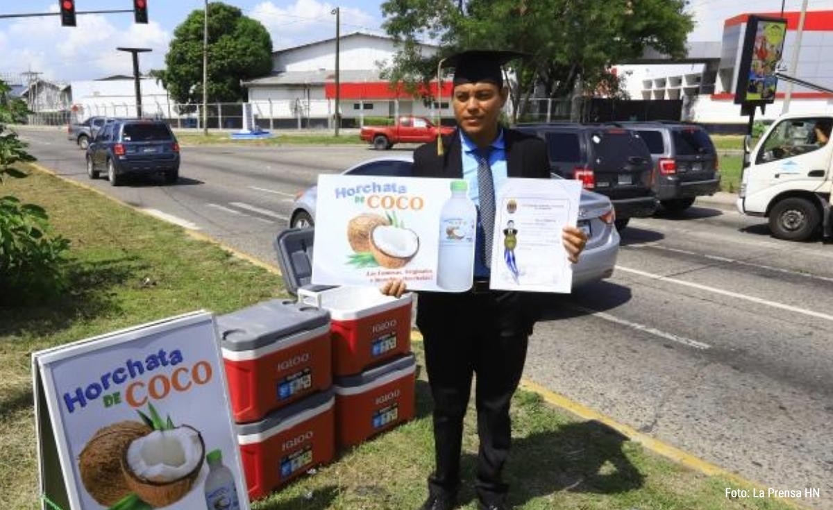 Admirable hondureño vende horchata de coco con su título en mano