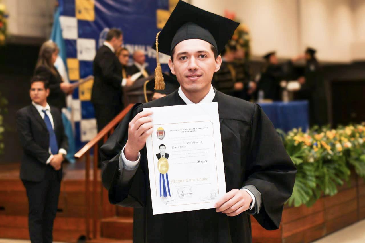 Hondureño obtiene tres títulos universitarios en ocho años