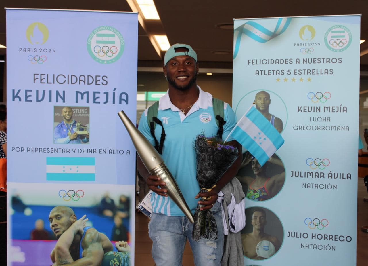 Gran recibimiento de Kevin Mejía tras su llegada de París