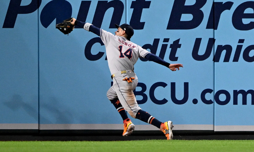 Mauricio Dubón realiza espectacular atrapada en triunfo de los Astros