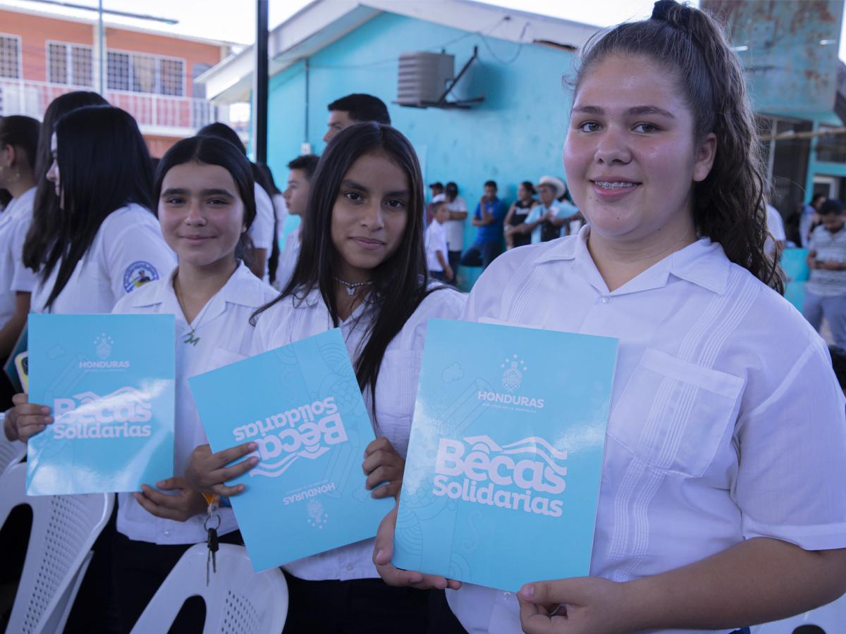 Entregan becas a niños y niñas de Olancho y Ocotepeque