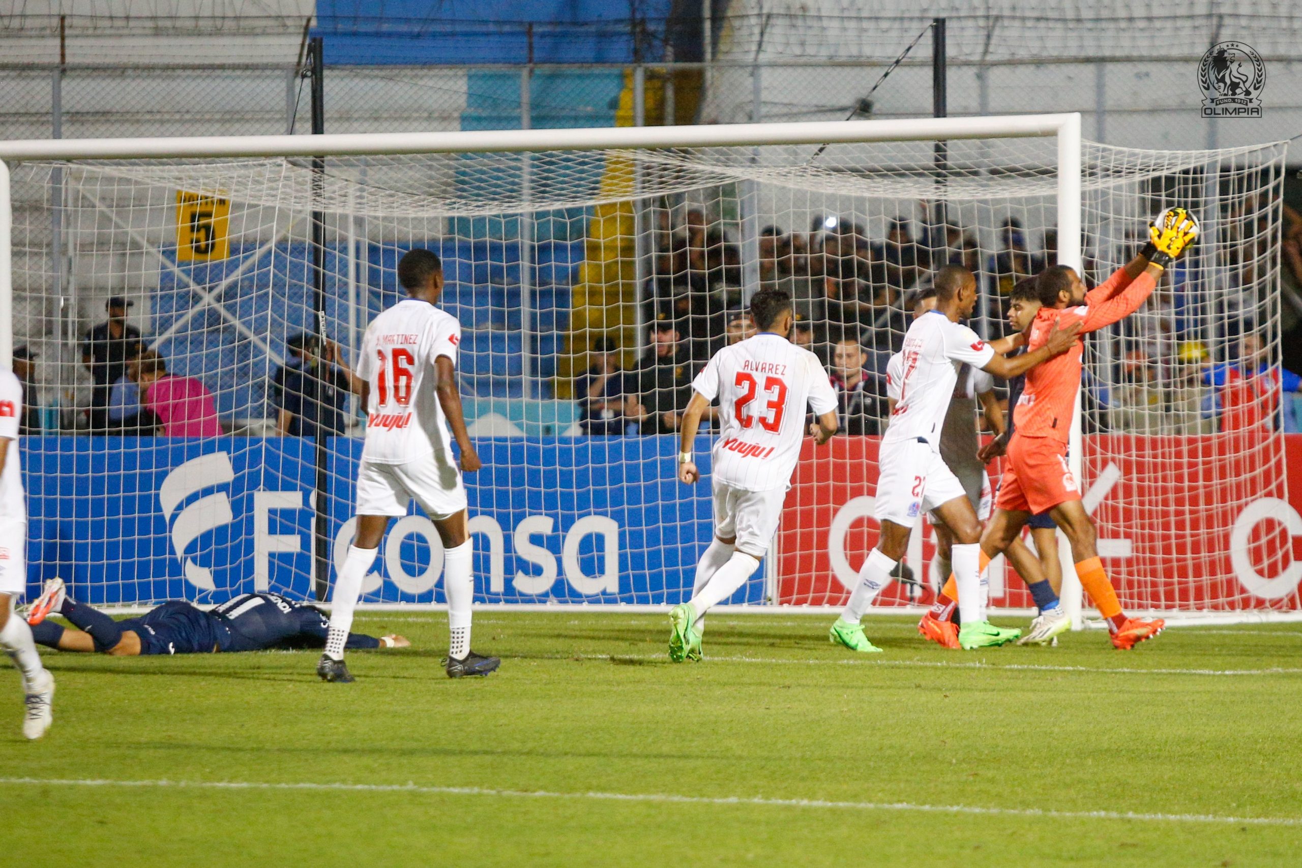 Olimpia mantiene hegemonía ante Motagua con Menjívar de héroe