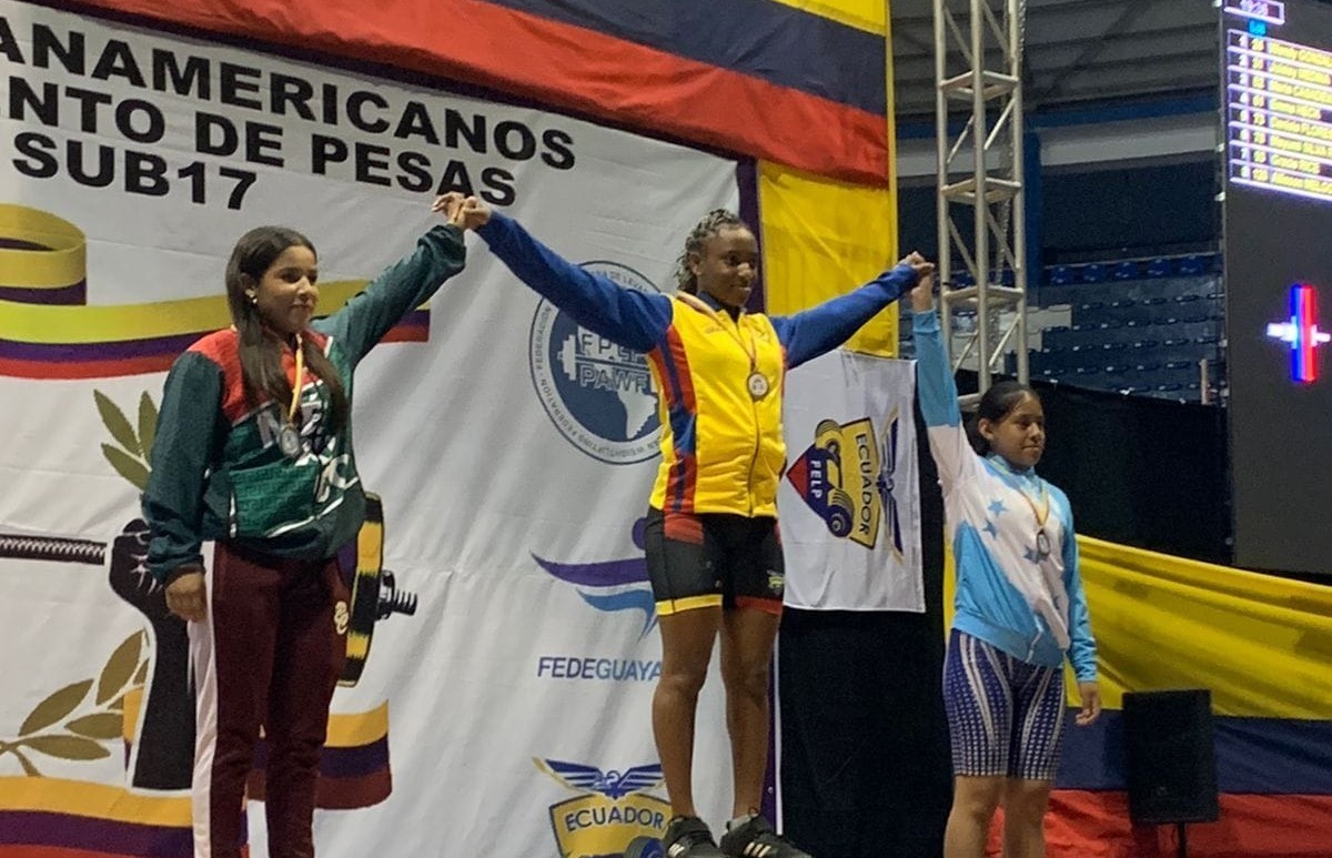 Hondureña obtuvo tres medallas en levantamiento de pesas