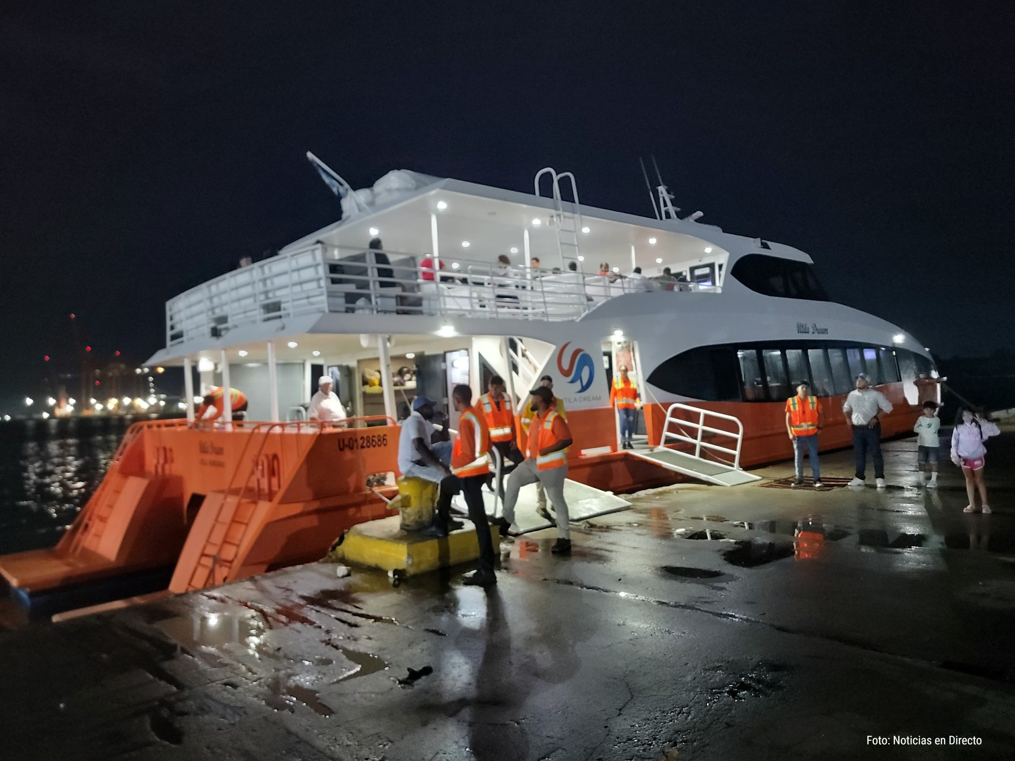 Oficialmente sale primer ferry desde Puerto Cortés a Utila