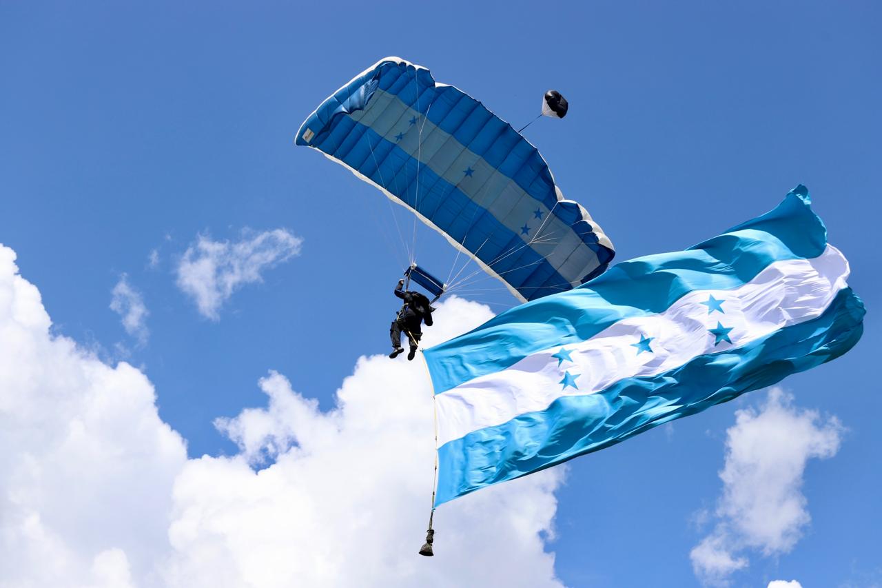 Paracaidistas hondureños llenan el cielo de patriotismo y orgullo