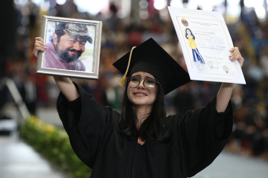 Hondureña conmueve al dedicar su título de la universidad a su padre