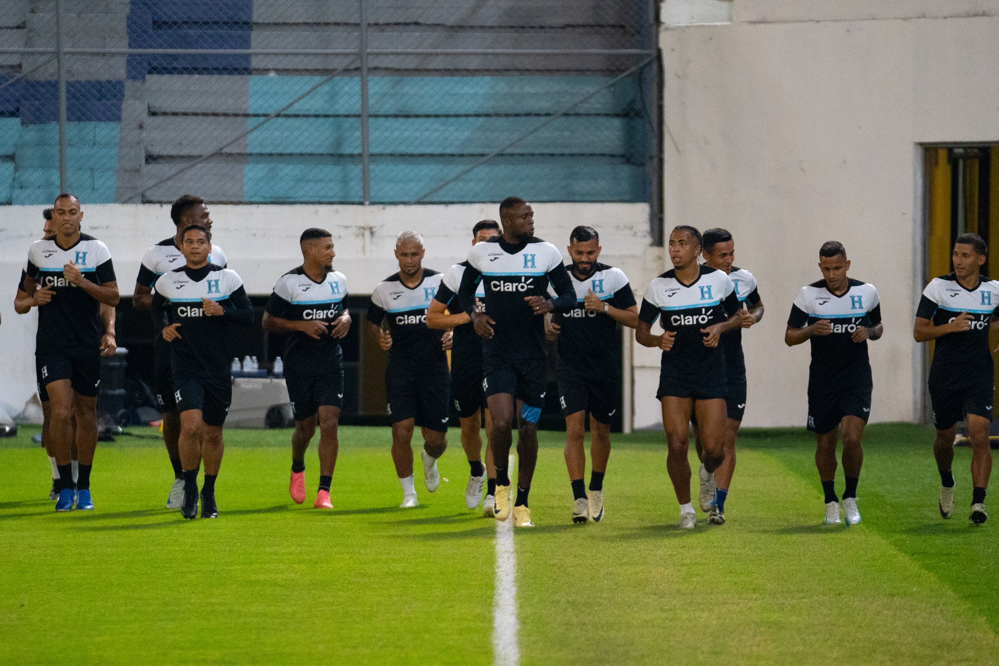 Honduras comenzó con los entrenamientos para recibir a México