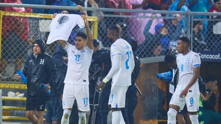 Honduras se impone a México con un doblete de Luis Palma