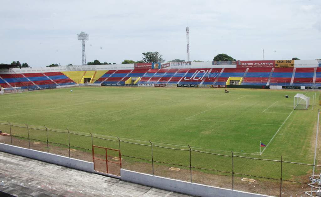 Arrancan las obras para el cambio de grama en el Estadio Ceibeño