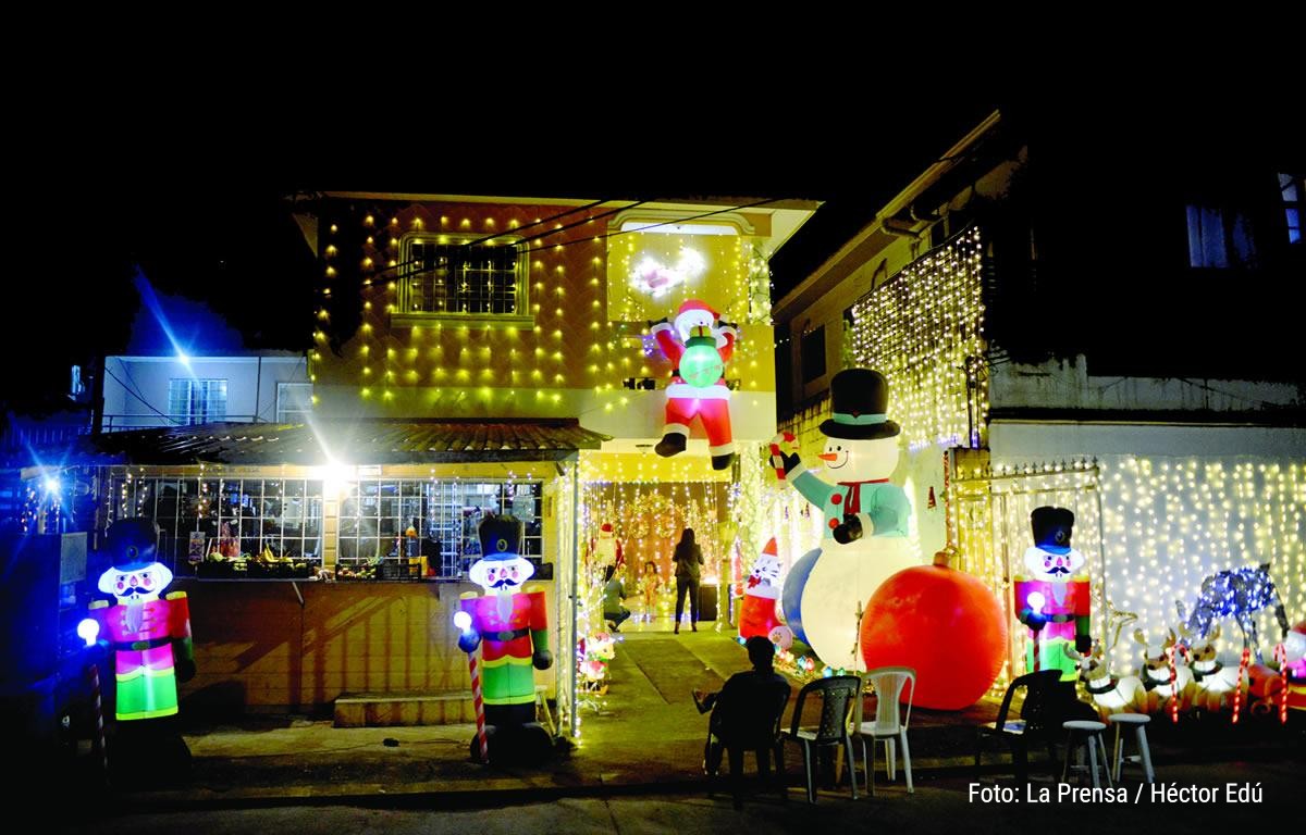 Sampedrana crea una increíble villa navideña desde hace una década