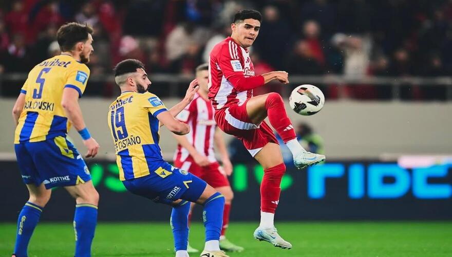 Luis Palma realizó su debut oficial con el Olympiacos en Grecia