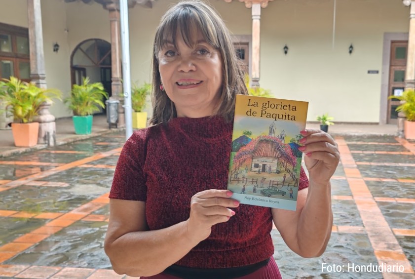 Escritora hondureña presenta libro que retrata la vida rural sin electricidad