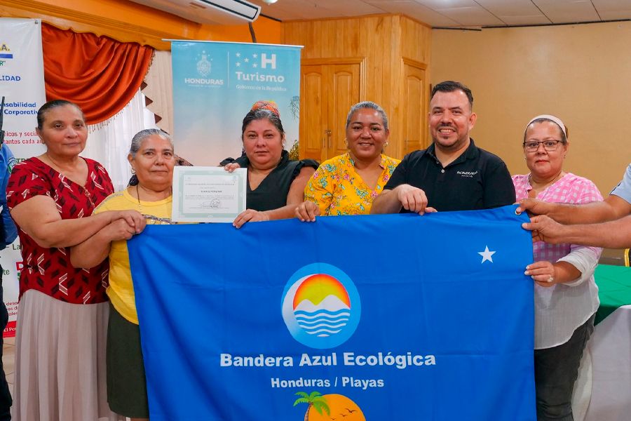 Playa El Porvenir recibe la Bandera Azul Ecológica